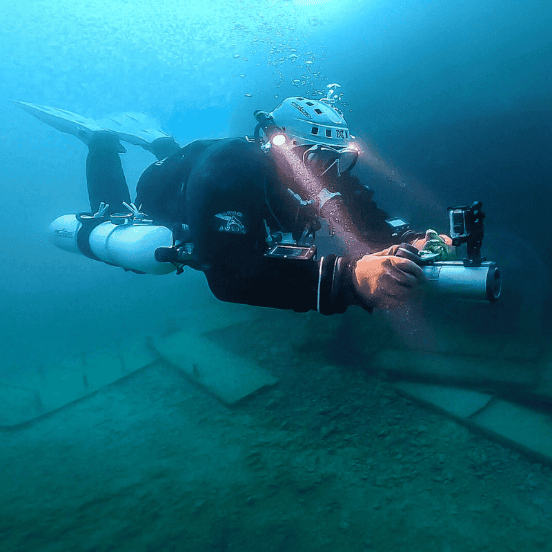 LEFEET P1 underwater scooter diver with turtle